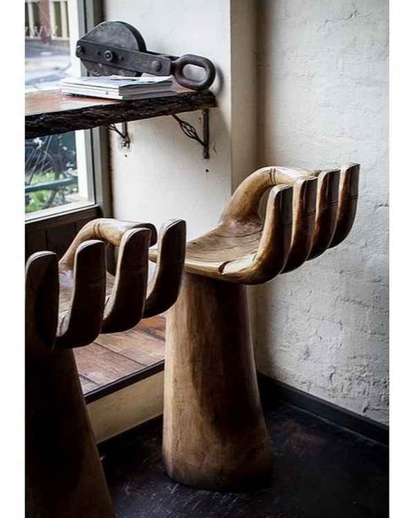 Уникальный стул в виде руки: фото, идея интерьера