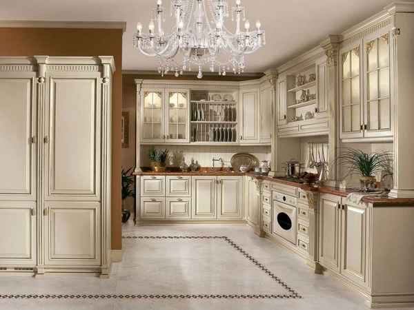 Светлый гарнитур в классическом стиле