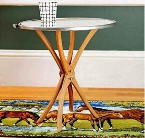 Журнальный столик вешалка: идея, фото