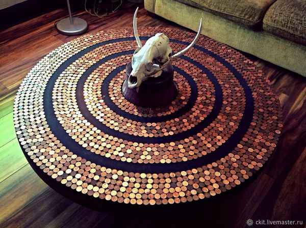 Необычный столик из монет: фото, идея для дома