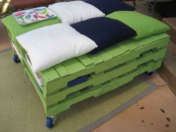 Старые грузовые паллеты переделанные в мебель