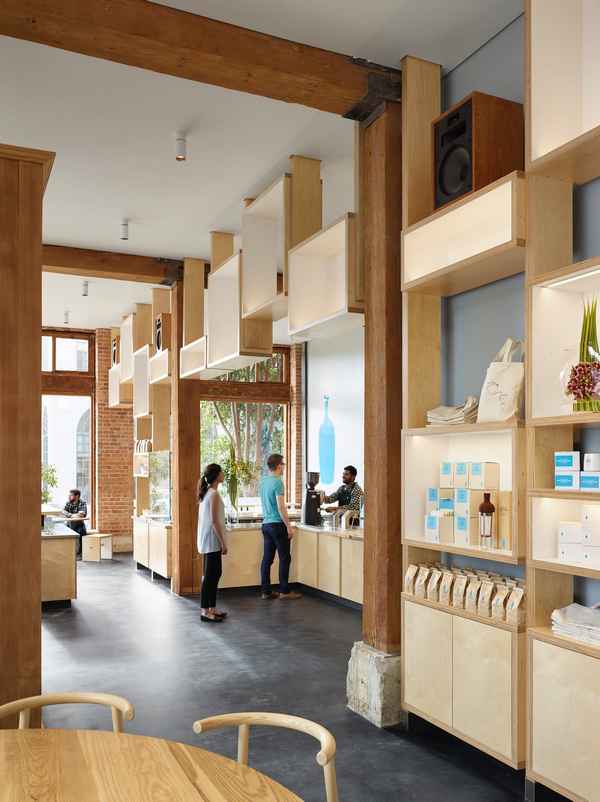 Интерьер кафе в Сан-Франциско: много света и светлого дерева