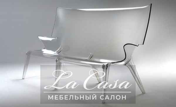 Низкое кресло от итальянской фирмы Kartell из прозрачного акрила