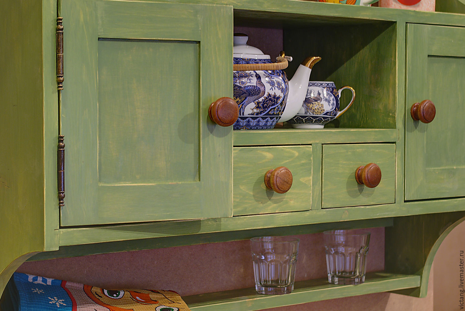 Как и чем переклеить в кухне мебель?