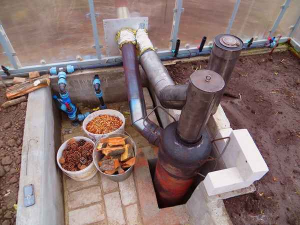 Как сделать отопление теплицы на дровах?