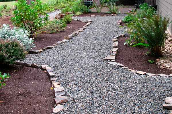 Отсев, доски, или плитка: чем лучше вымостить дорожки на даче?