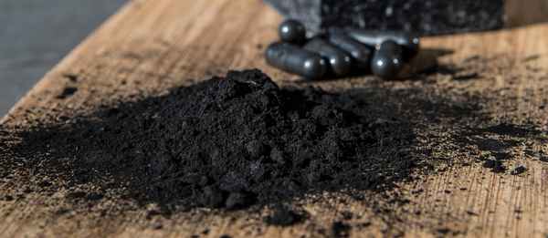 9 полезных способов применения активированного угля на даче