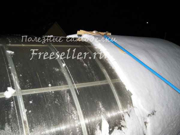 Каким приспособлением очистить крышу теплицы от снега