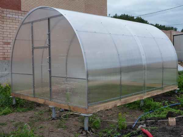 Установка теплицы на сваи