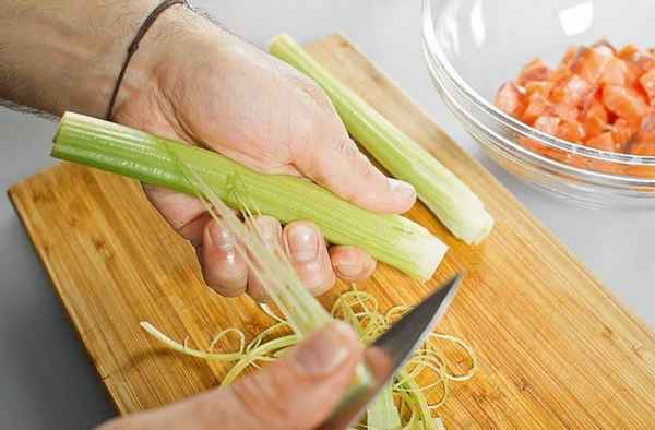 Нужно ли чистить стeбли сельдерея перед употрeблением?