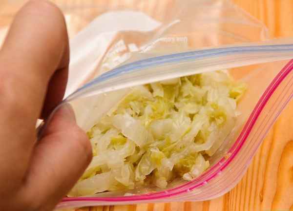 Можно ли замораживать квашеную капусту в морозилке?