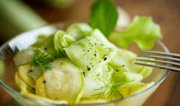 Быстрый рецепт хрустящих малосольных кабачков за 5 минут