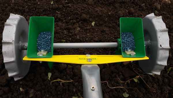 Как сделать сеялку для моркови?