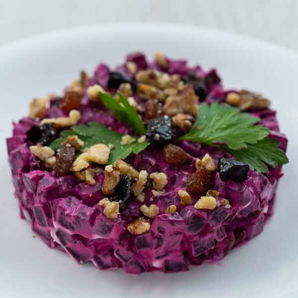 Рецепт салата из свёклы с черносливом, грецким орехом и сыром