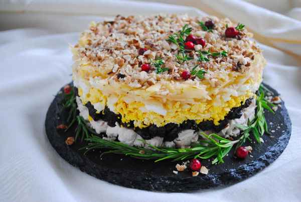 Рецепт салата с грецкими орехами и черносливом