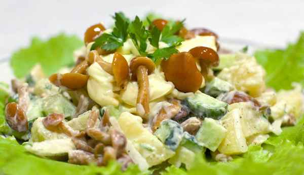 Рецепт вкусного салата с жареными опятами