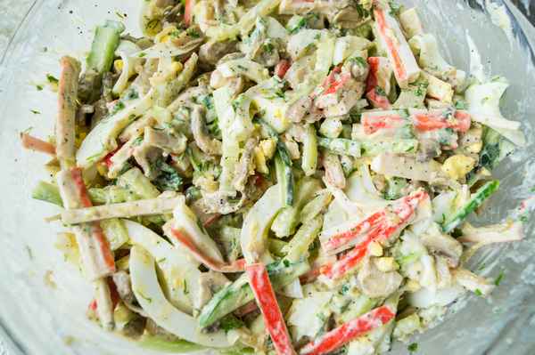 Рецепт вкусного салата с шампиньонами и крабовыми палочками