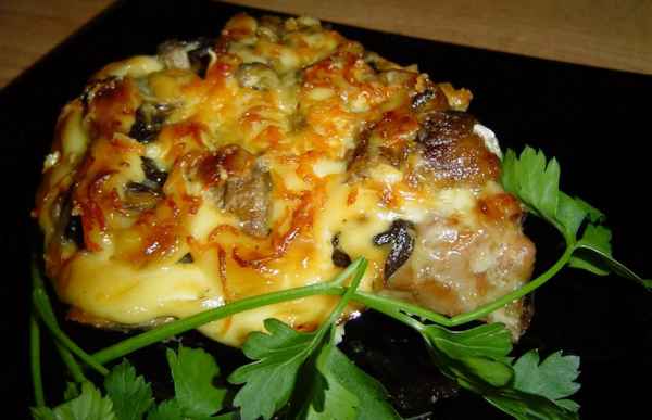 Вкуснейшие рецепты запечённой свинины с шампиньонами и сыром