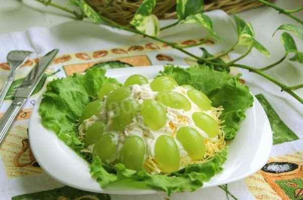 Приготовление салата с виноградом, курицей и грецкими орехами