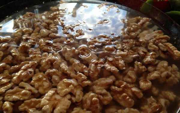 Замачивание грецких орехов