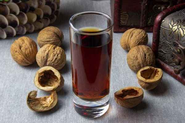 Рецепт настойки на скорлупе грецких орехов на самогоне