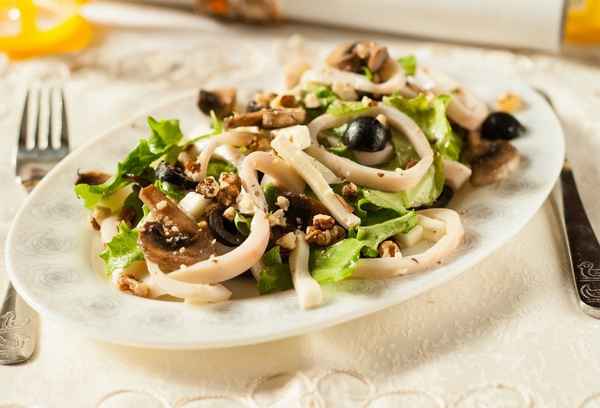 Рецепт салата с кальмарами и шампиньонами