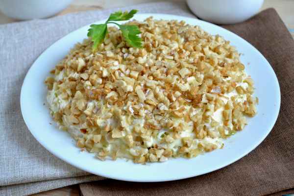 Салаты с грецкими орехами и курицей