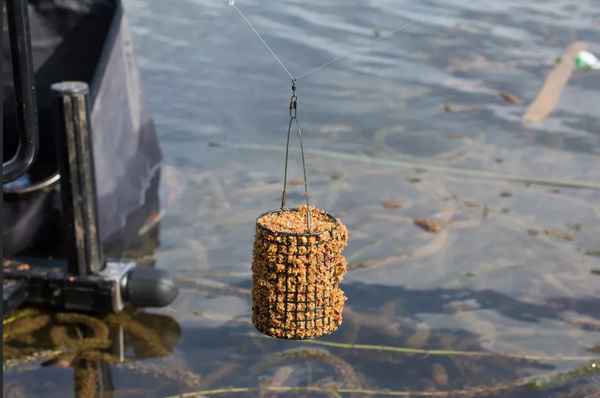Как сделать кормушку для ловли леща своими руками