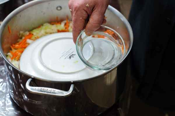 Можно ли квасить капусту в нержавеющей кастрюле?