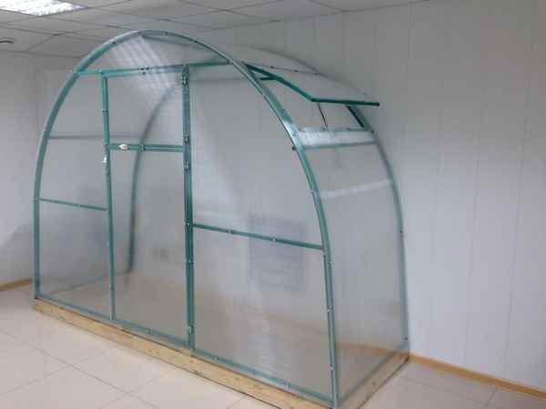 Как построить пристенную теплицу из поликарбоната?