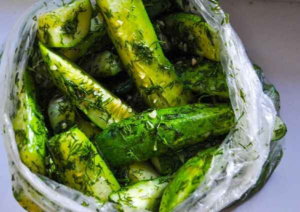 Как приготовить малосольные огурцы в пакете