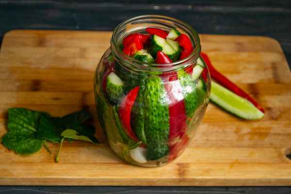 Как замариновать хрустящие огурцы с болгарским перцем?