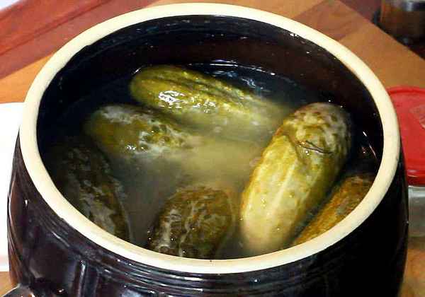 Как засолить огурцы в бочке холодным способом