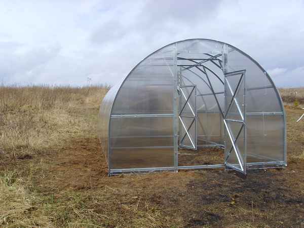 Особенности постройки теплицы «Трёшка» производителя «Воля»