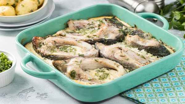 Как приготовить сазана, запечённого в духовке со сметаной