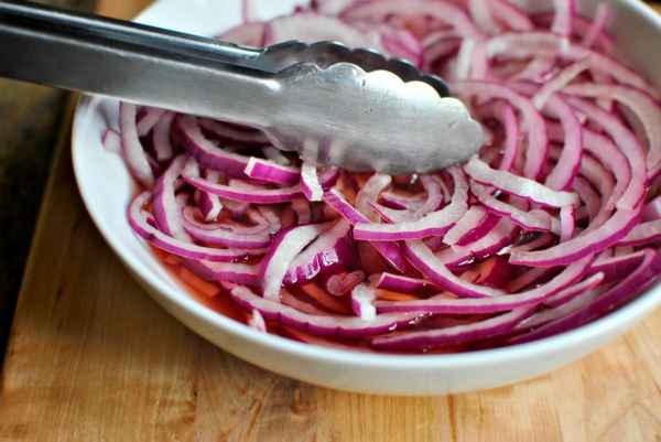 Как замариновать красный лук быстро и вкусно