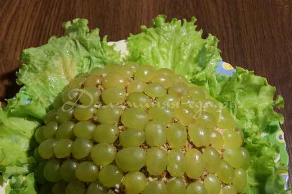 Приготовление салата «Тиффани» с виноградом и грецкими орехами