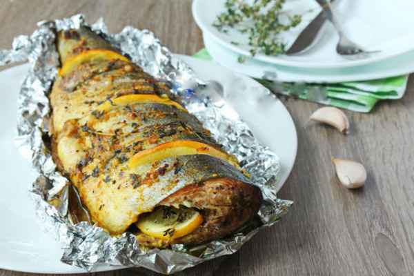 Горбуша, запечённая целиком в духовке в фольге