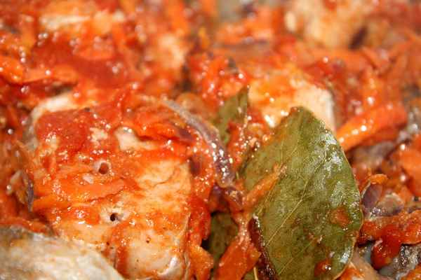 Как приготовить тушёную горбушу с морковью и луком: пошаговые рецепты