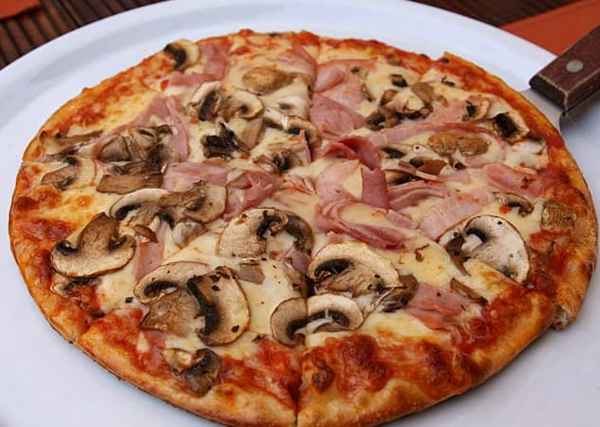 Как приготовить пиццу со свежими шампиньонами, колбасой и сыром