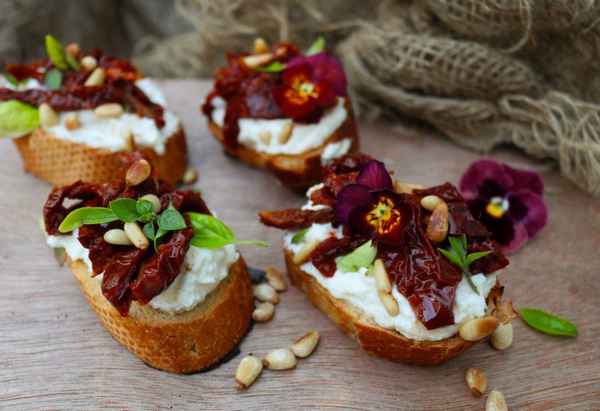 Новогодняя закуска: брускетта с вялеными помидорами и нежным сыром