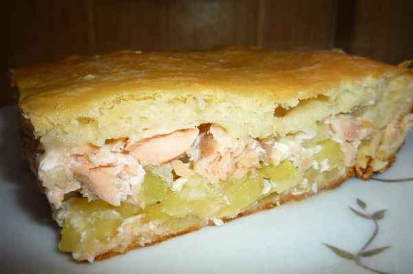Приготовления пирогов с горбушей и картофелем