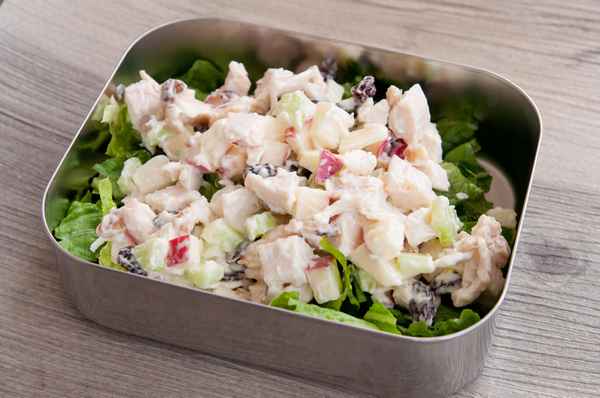 Сытный салат с курицей для праздничного меню