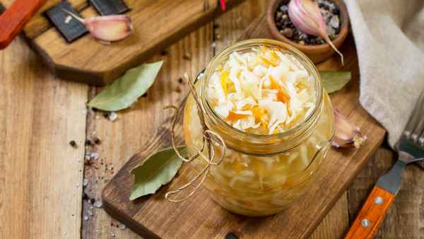 Как заквасить капусту с мёдом на зиму: в банках, с яблоками; лучшие способы