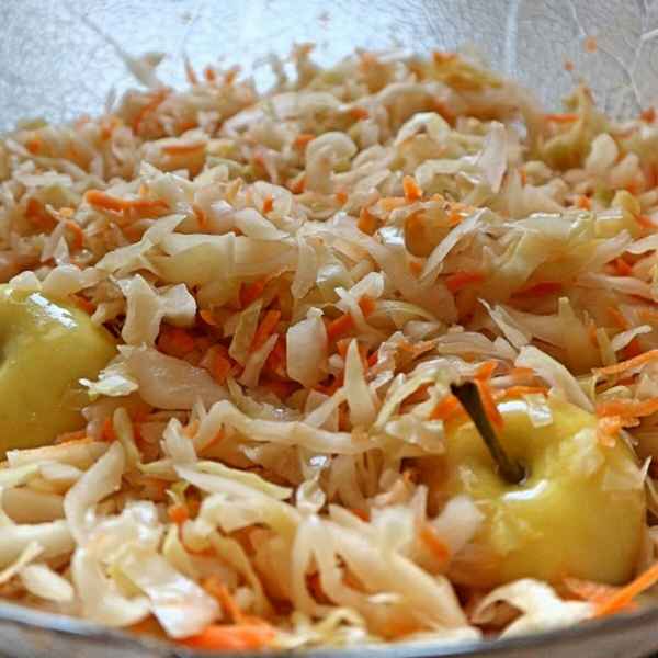 Как правильно заквасить капусту с яблоками?