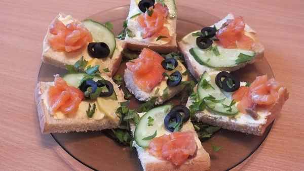 Приготовление бутербродов с горбушей: холодные и горячие, на праздничный стол