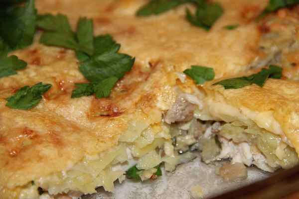Запеканка с куриным филе, грибами и картофелем