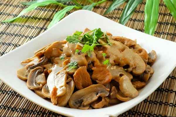 Как готовить свинину с шампиньонами