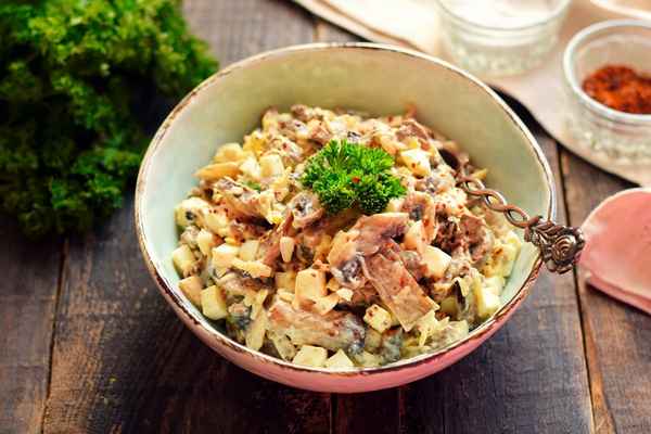 Печёночный салат с шампиньонами