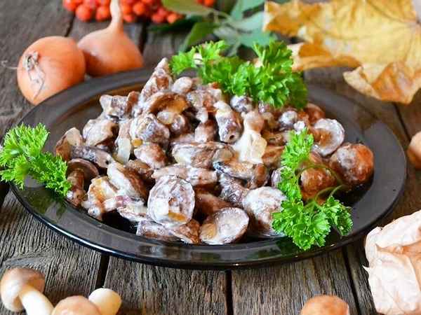 Как приготовить жареные маслята со сметаной и луком